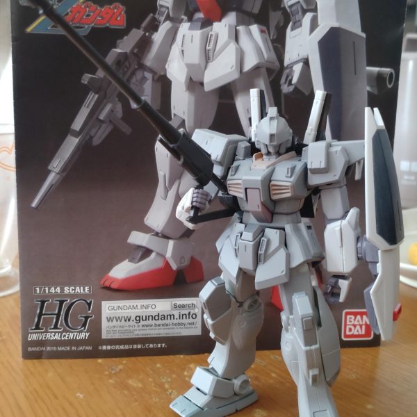 春まで本塗装ができないので色々組んでますが今日はマークIIをミキシングして良さげなMSを製作中ですノーマルマークIIも一緒にやれる事やるぞ！太腿細くなるとカッコよくなると何処かで見たのでやってみた。けっこう違うね（3枚目）