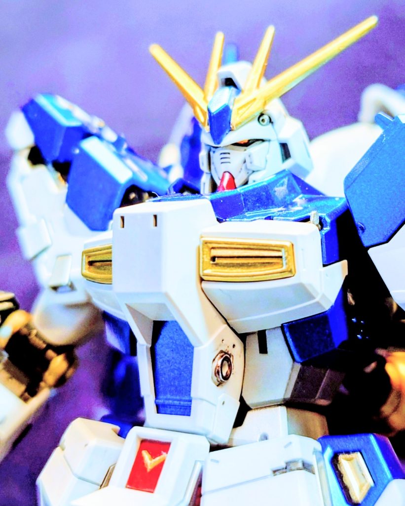 お気に入りは、ガンダム顔っぽく色付けしたところと腰部のＶマーク周辺も定番カラーにしたところ。これでなんかアムロの機体らしさが増した気がしますが如何？