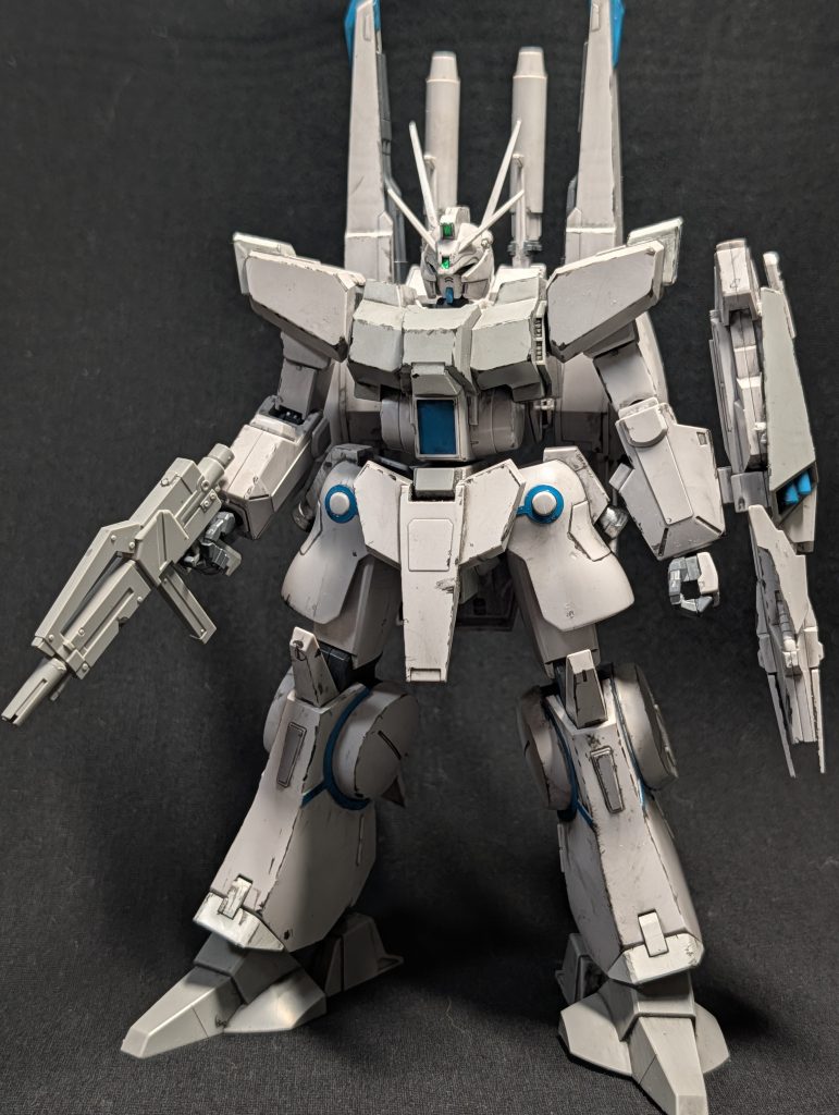 胸部から上はガンダムっぽい作りで好きです。