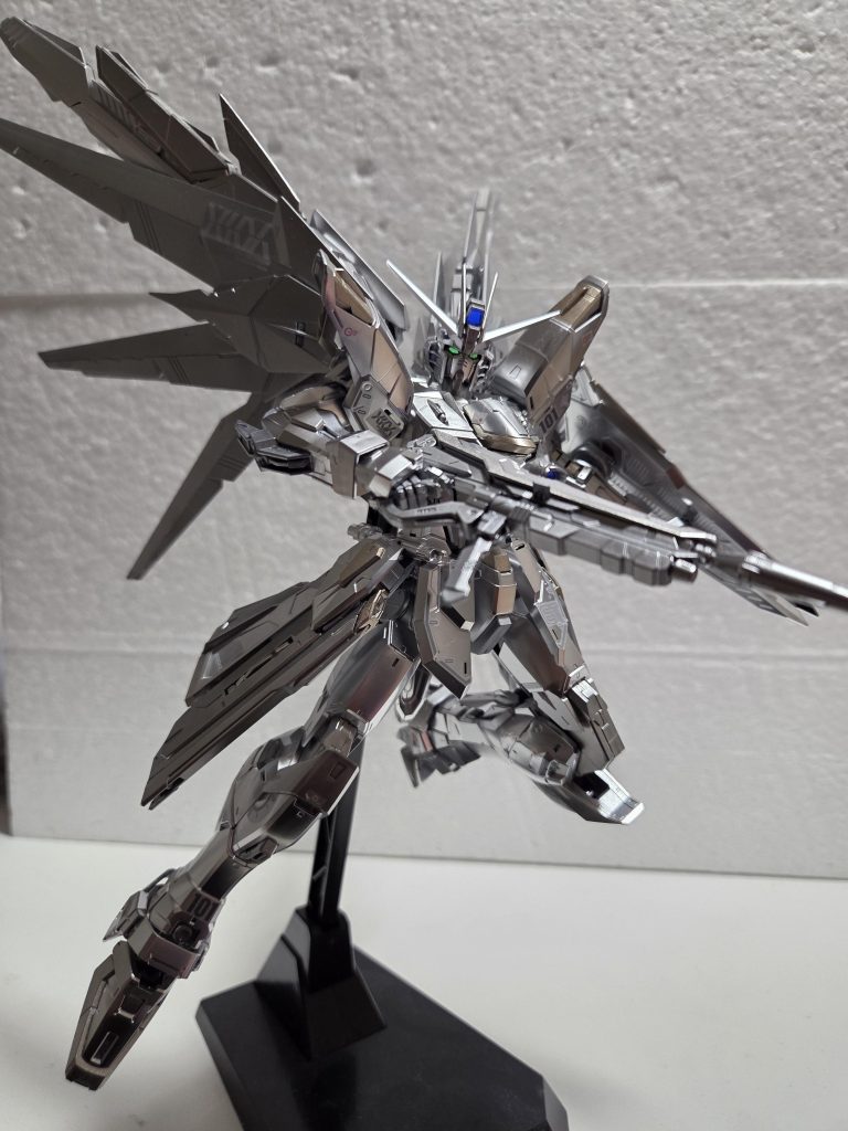 人に渡すものなので大胆にポージングはせず、しかしできる限り動きがあるポーズを取らせてみました。あんまりグリグリ動かしていないのでなんとも言えないのですが多分可動は素晴らしいものだと思います。久しぶりのMGでしたがパーツが大きく作りやすかったです。今度は自分で買って作りたいと思うキットでした。最後までご覧いただきありがとうございます。次回も見ていただけたら幸いです。