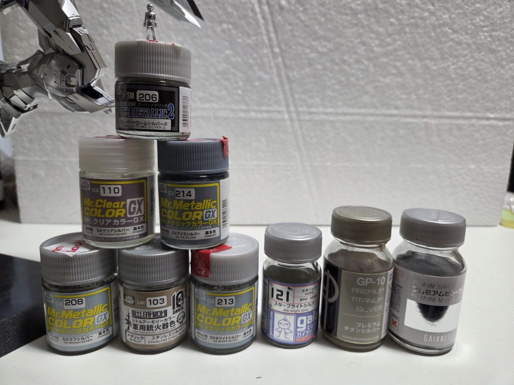 ギンギラギンにするために使った塗料はこちらになります。自分が持ってる銀の塗料全部使った感じですね。所々塗料を混ぜて使った場所もあります。元キットが赤の成型色の部分にプレミアムチタンシルバーを使ったのでわかりやすいアクセントになったかなと思います。以下ポージングです。