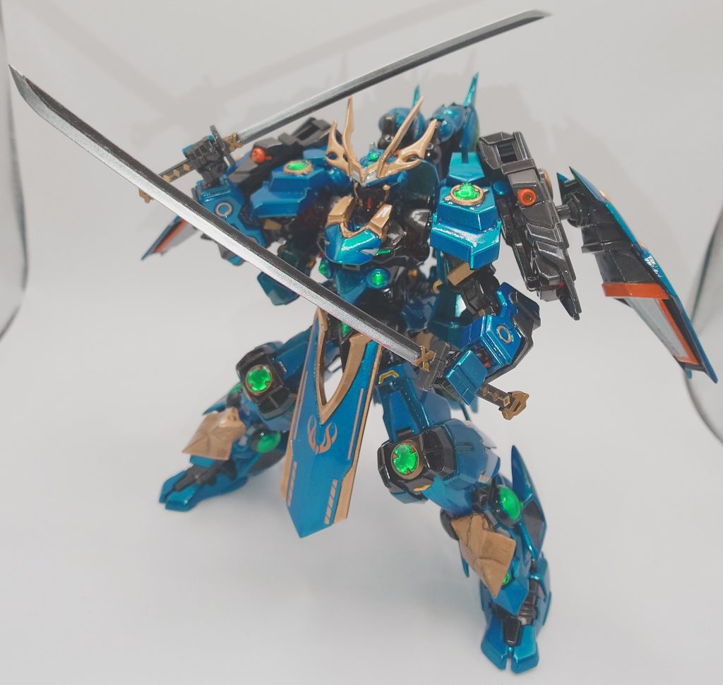 フツ：両肩部に装備されたメイン武装である日本刀2本。近距離格闘戦はもちろん、斬撃を飛ばすことで近距離射撃戦も可能。　ただし、連射出来ないため必ず当たるような場面以外では牽制程度にしかならない。名前の由来は日本神話に出てくる霊剣『布都御魂』より。『フツ』は物や悪霊などを『ぷつり』と断ち切る擬音から由来する。