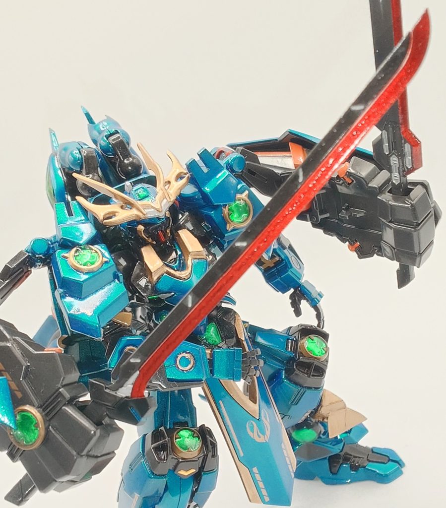 斬艦刀『船斬』：両肩に装備された鎧を兼ねた副腕で振るわれる大型武装。艦船や大型MA等を斬り裂く。