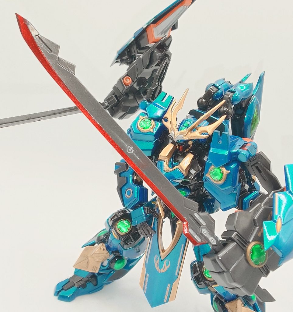 城壁斬『城喰』：両肩に装備された鎧を兼ねた副腕で振るわれる大型武装。こちらは斬り裂くのではなく、分厚い刀身による大質量で『切り潰す』ことが目的で振るわれる。