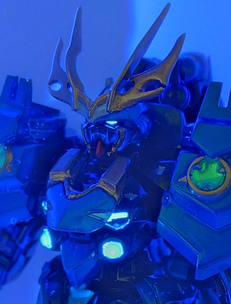 眼や胸部センサーには蛍光塗料を使用したので、ビコーンと光ります