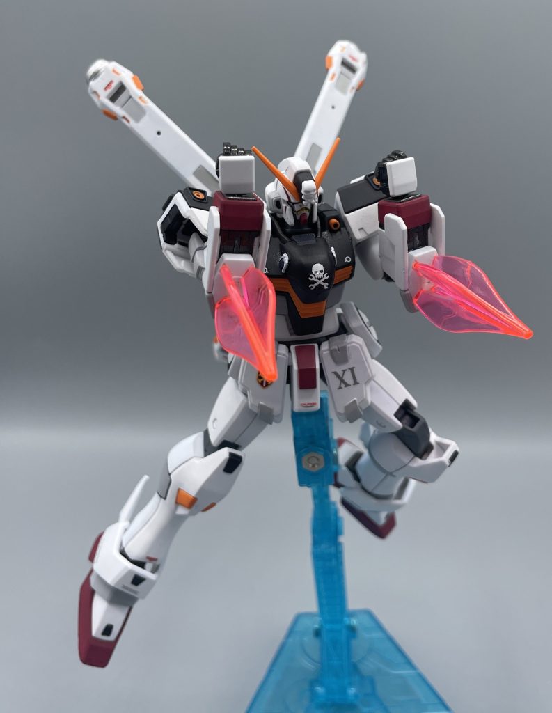 ブランドマーカー!! 両腕のビームシールド発生装置から、ビームを四角錐型に形成することで、”ビーム焼きごて”として使用することが出来ます。 焼きごてwww渋すぎるwww スパロボ等の戦闘シーンでは、シザーアンカー等で敵機に急接近してブランドマーカーでジュワッと突き刺すみたいな使われ方が多い気がします。 クロスボーンの戦闘は、アンカーを使って敵機に不規則な機動で急接近、強力な近接攻撃をしかけるパターンが多い気がしますね。アンカーでサーベルそのものを射出したり・・・。それらは、キンケドゥのパイロット技量・センスの賜物なのでしょうね