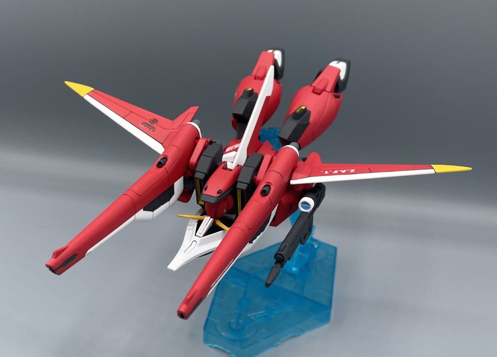 MA形態　セイバーと言えば、MA形態への変形機構ですよね！この飛行機、カッコ良くて大好きなんですよね٩( 'ω')و　先述のビームライフルに大型ビーム砲だけでなく、「スーパーフォルテスビーム砲」や「ピクウス76mm機関砲」といった武装も使用可能で、前方への攻撃力が凄まじいことになっています。　詳しい武装の位置など1/100の記事で紹介しています。宜しければ、超カッコいい1/100も見てやって下さい↓↓(≧▽≦)✨https://gumpla.jp/old/2030701&nbsp;撃ちたくないと言いながら何だお前は！？