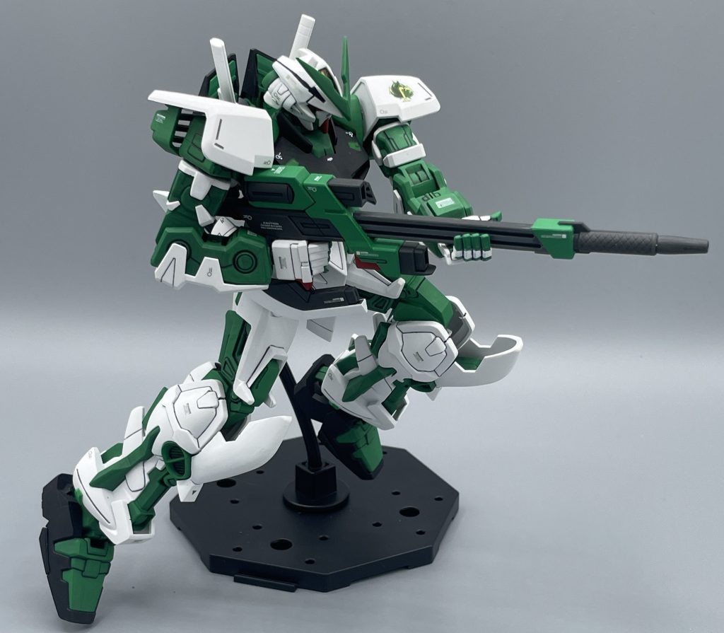 ライフルモード　十分に長物といえる銃身を誇り、構えるとバリってカッコいいですね！　このグリーンフレームはレッドのカラバリですので、付属するのは平手ではなく「鞘つかみ手」なのですが、ツインソードライフルを構えるのにぴったりで笑ってしまいます。https://gumpla.jp/old/2034695