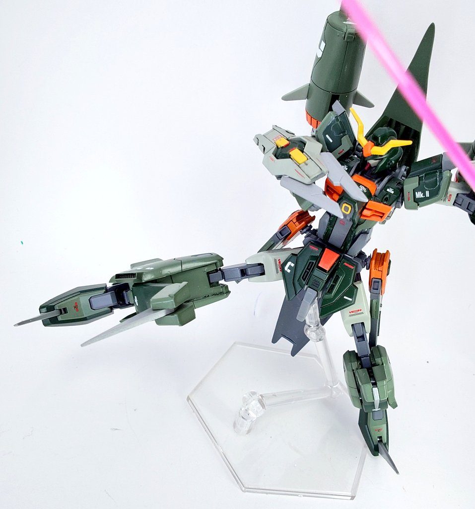 脚部クロービーム機能を無くし実刃式にし、破壊力を高めた