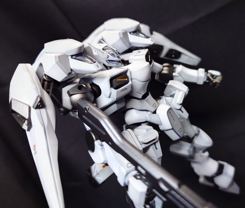 頭部アンテナはファラクトのものより短くしています。まだガンドアームは搭載はしたものの運用まで至っていないというイメージです。