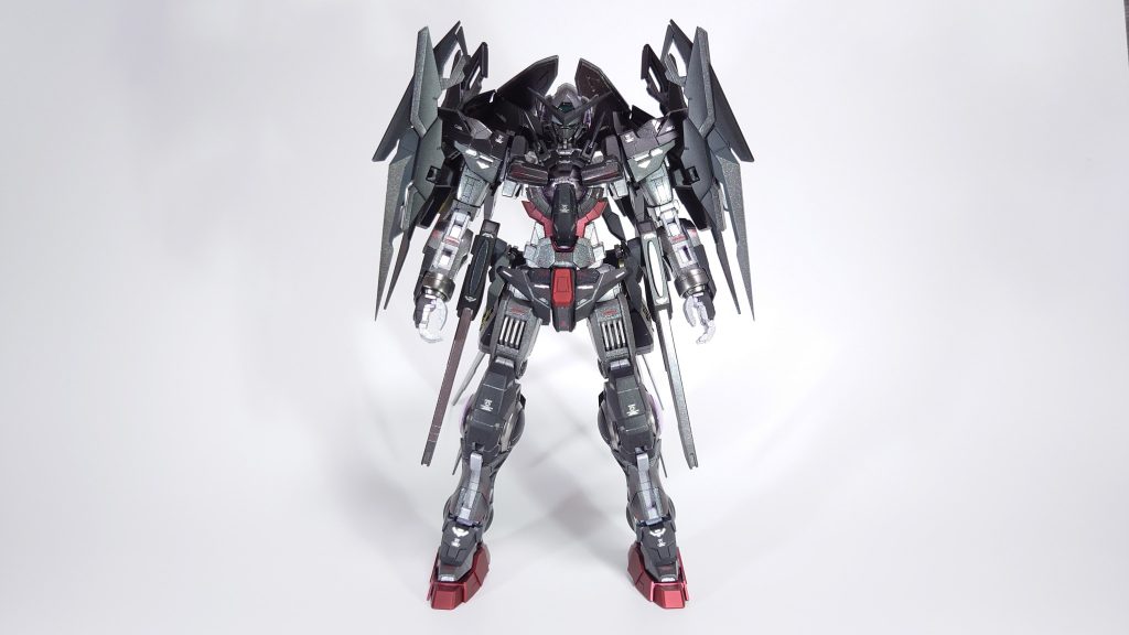 改造の内容としては肩部分にAGE2マグナムのパーツを付け腰部分にスタービルドストライクのバックバックに付いているビーム砲を取り付けています。肩に取り付けたパーツはGNソードブーメランを４つ追加装備したという設定です。