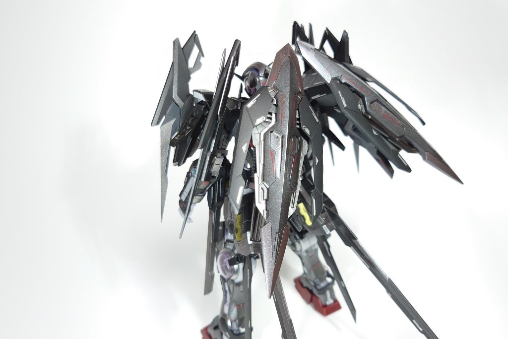 背部にはGNシールド２つを羽として展開できるように改造し、追加スラスターとして搭載しています。