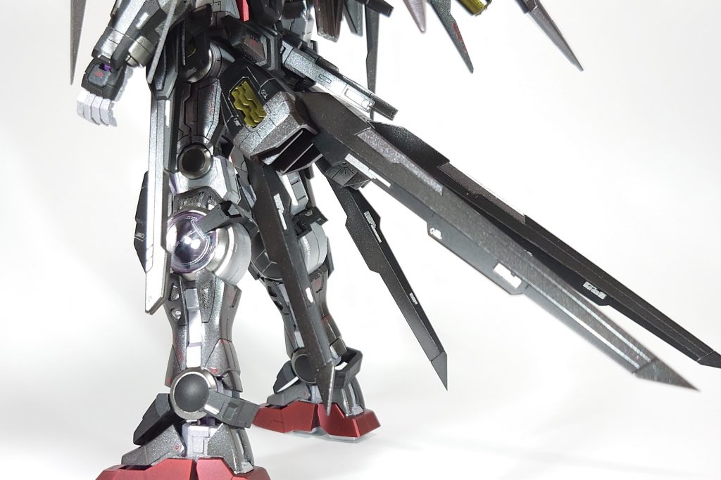 腰部の後ろにはエールストラークガンダムのパーツを搭載し、追加されたスラスターの姿勢制御のためのウイングという設定にしています。