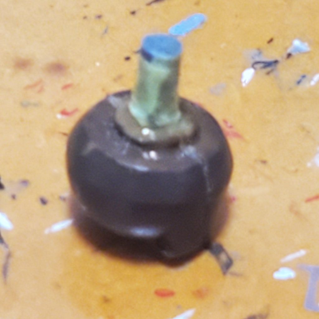 組立中に肩の軸が折れまして、ランナーにマスキングテープ巻いて太さ調整していますどうやったかではない、できていればいいのだ。