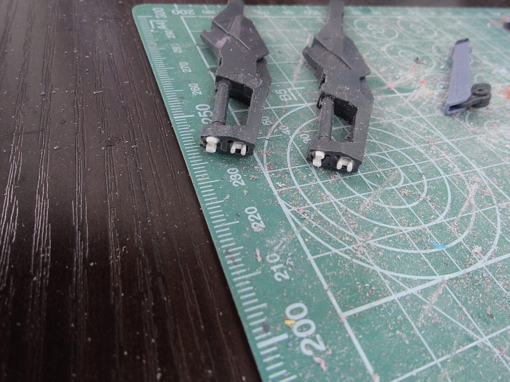 対艦刀は基部にダブルオースカイの武器パーツ、刃パーツはバインダーガンを使用連結方法は前にXで見かけた方法を使ってます(フリーダムのサーベルパーツを使用)