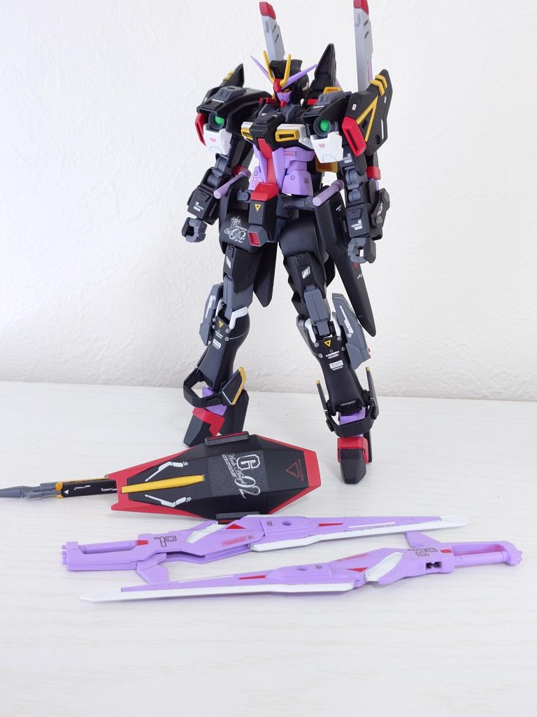 武装一覧ライフル、シールド、サーベルは原機体と同様火力アップとしてバックパックに装備していたビーム突撃砲は大型化。姿勢制御ウィングは排除、新規に手持ち可能な2本の対艦刀を装備