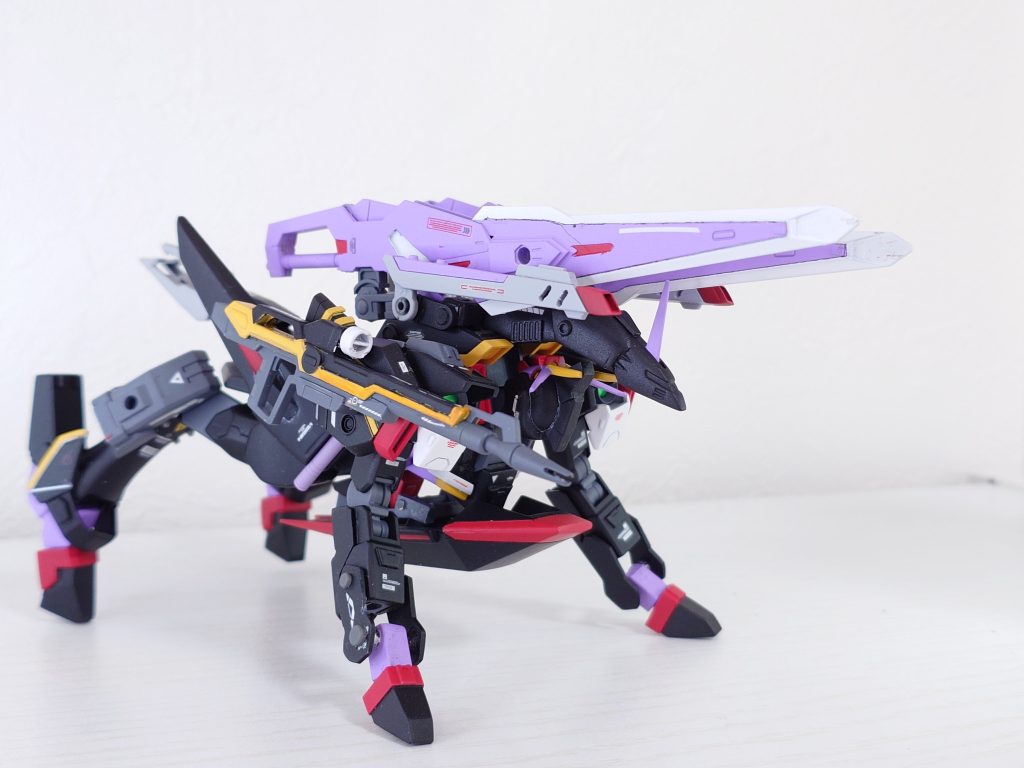 突撃形態　背部装備の2本の対艦刀を前面に展開。突撃攻撃が可能