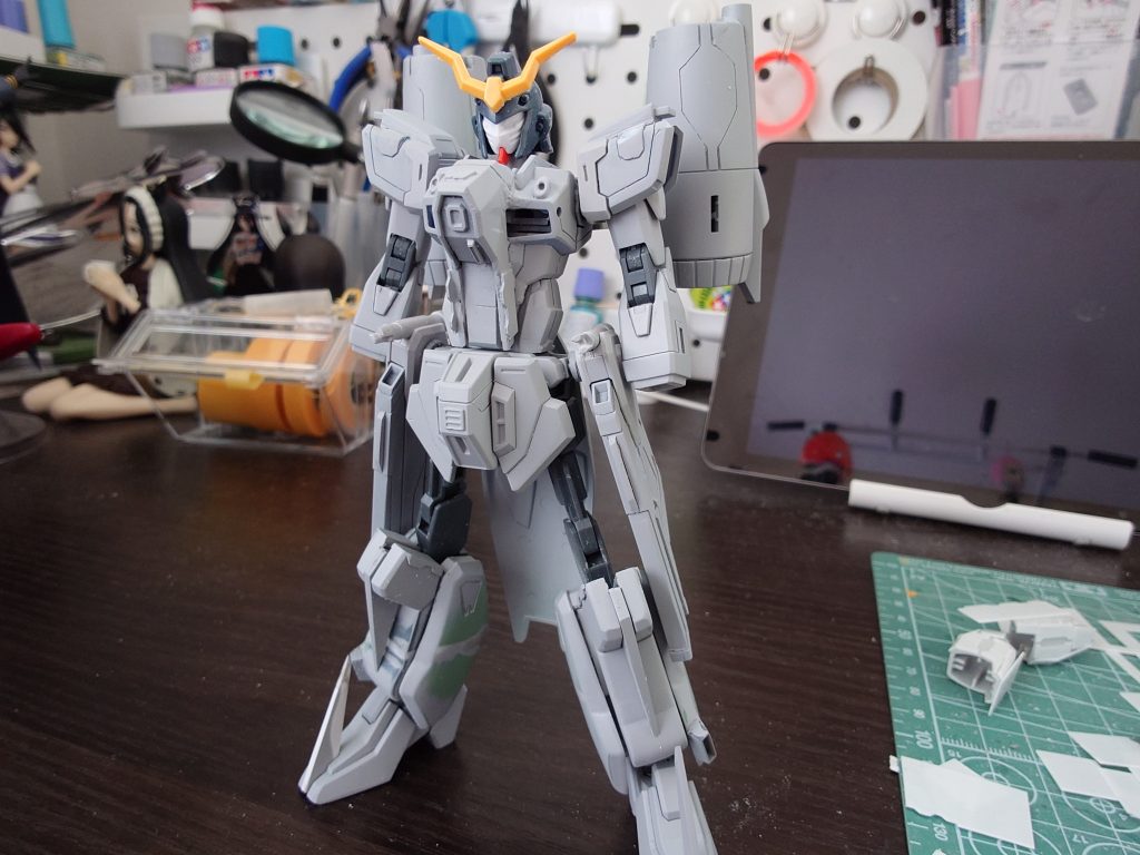 胴体と腕はインパルスを使い、胴体にカオスのパーツを切り貼りしてカオスの胴体に近づけました。今回はガイア以上のディテールアップを施しました。