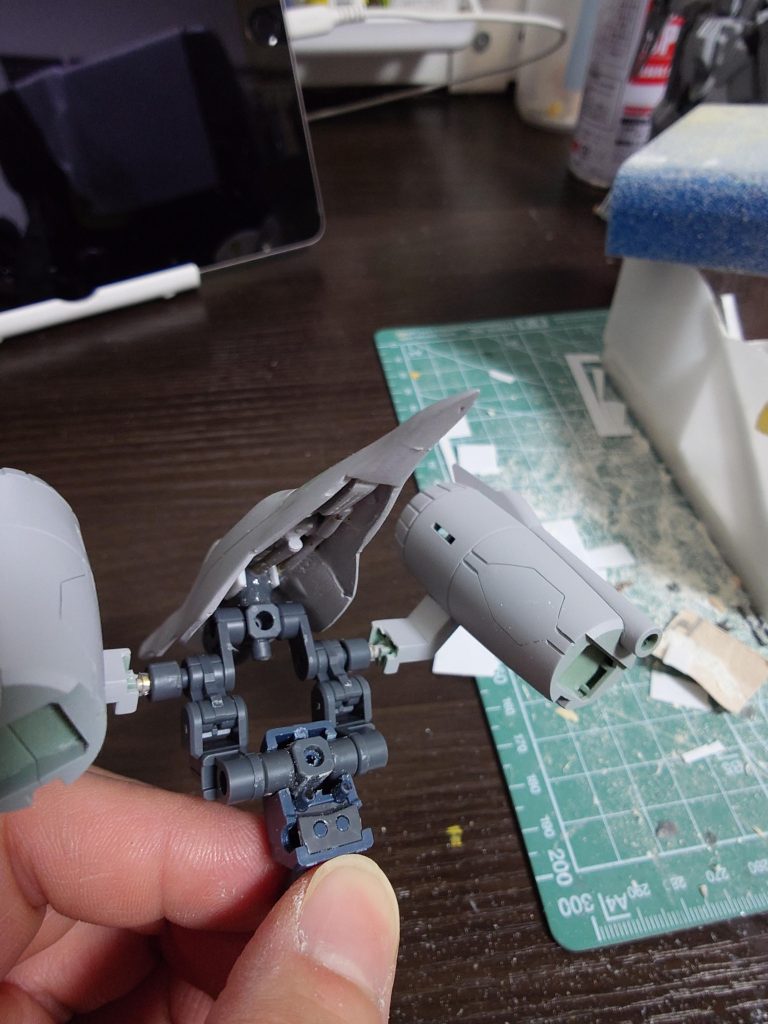 バックパックの接続は変形時に干渉しない様と機動兵装ポッドの可動を増やす為に30mmのジョイントパーツを使用しています