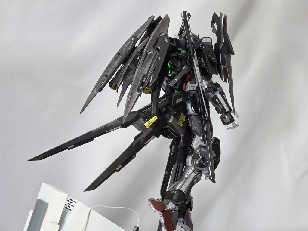 ガンプラ部分の別角度です。背部にGNシールドを改造したスラスターを２機追加装備しています。