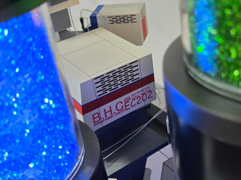 電動式４色射出成形機の後部分です。