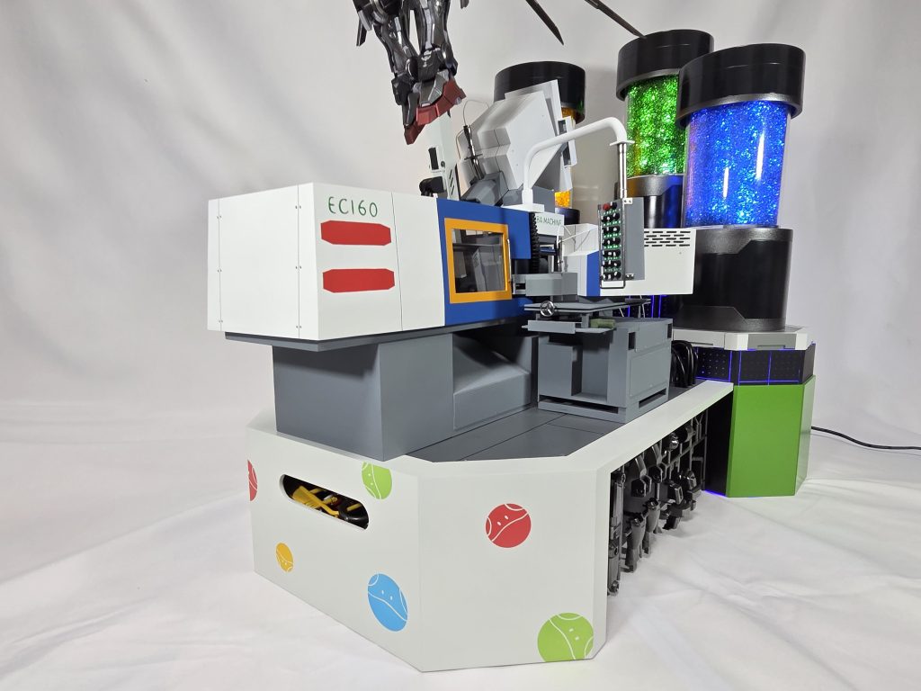 台座部分は電動式４色射出成形機（ガンプラを作る機械）を1/15スケールでフルスクラッチで制作しています。