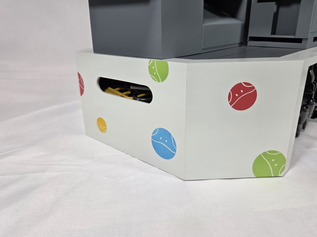 台座の一番下はガンプラの使用済みランナーの回収箱をモデルに製作しました。中にはランナーを入れています。