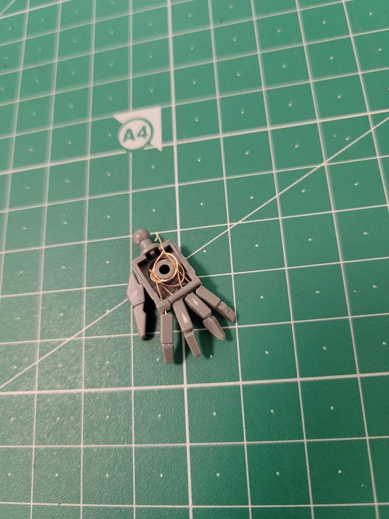 関節切り離し銅線通して自然な感じにして固定