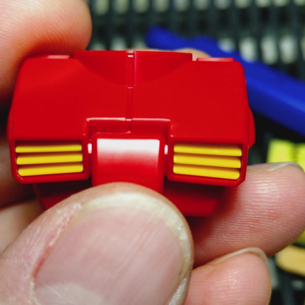 全体的に、スジボリの掘り直しを行って面処理をしました。処理を行った後と前では面の出方や立体感に差が出てきます面倒な作業で大変ですが、この処理をするかしないかで閑静にだいぶ差が出てくるので、丁寧にやっていきました。基本的には面処理を400番までしかしませんが、下地を塗った後に目立つ傷がある場合に800番で中研ぎを行います。　（2枚目）