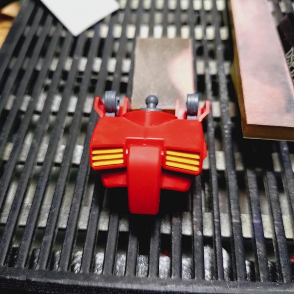 全体的に、スジボリの掘り直しを行って面処理をしました。処理を行った後と前では面の出方や立体感に差が出てきます面倒な作業で大変ですが、この処理をするかしないかで閑静にだいぶ差が出てくるので、丁寧にやっていきました。基本的には面処理を400番までしかしませんが、下地を塗った後に目立つ傷がある場合に800番で中研ぎを行います。　（4枚目）