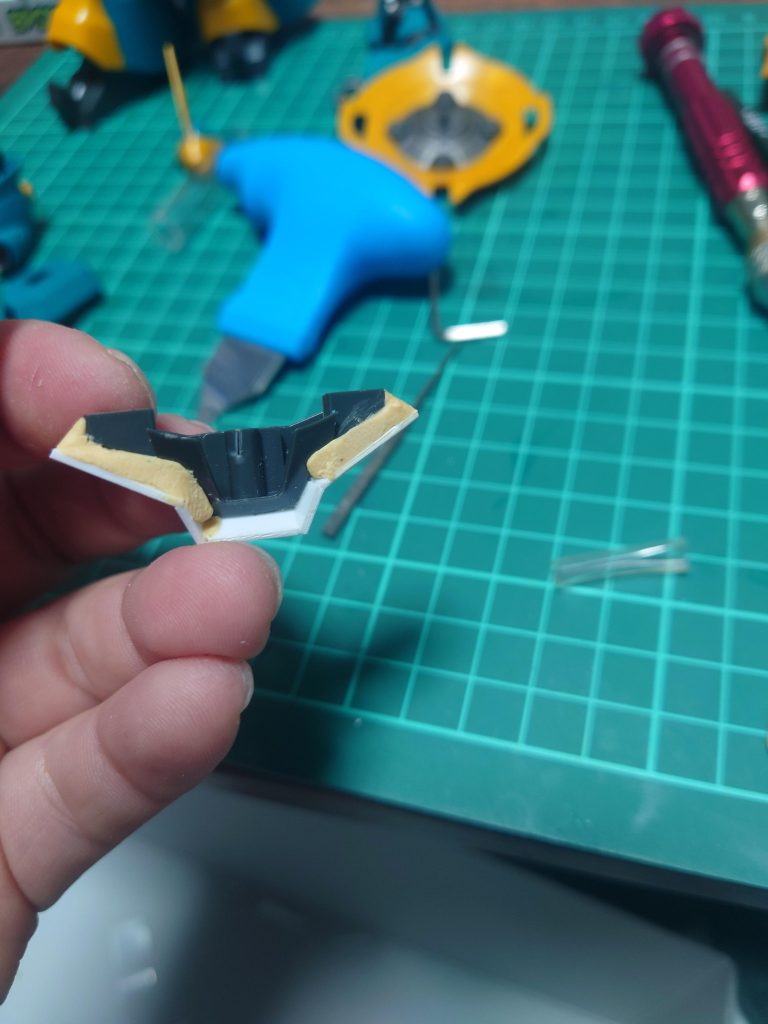 胸当てプラバンパテ盛りペタペタ