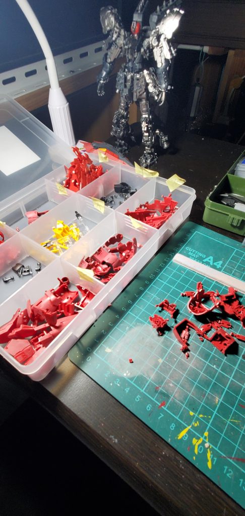 黒サフ下地、ハイライトにピュアホワイト赤は２種　サザビーレッド、シャアレッドを適当に調色してますデカールはＨＧ逆シャア汎用等