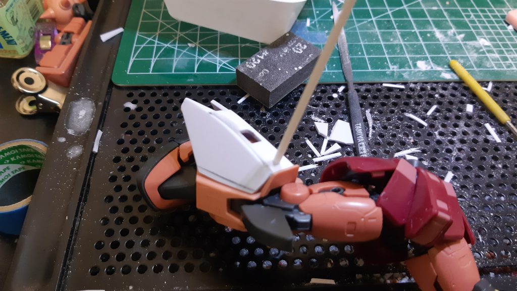 スクラッチパーツは塗装も考えて必ず別パーツで作るので左右で形揃えてから接続用にダボを作る&nbsp;