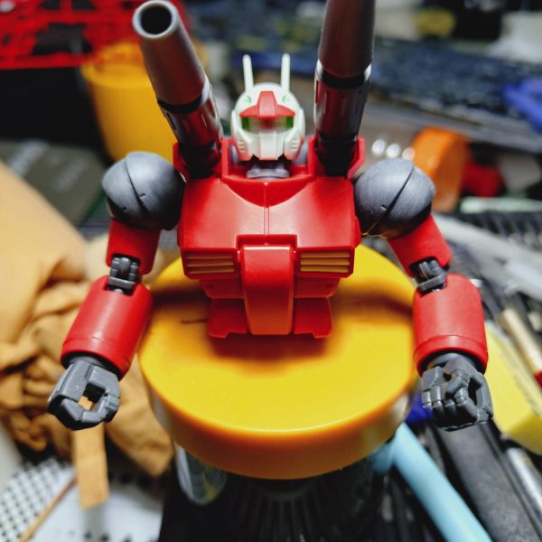 全体的に、スジボリの掘り直しを行って面処理をしました。処理を行った後と前では面の出方や立体感に差が出てきます面倒な作業で大変ですが、この処理をするかしないかで閑静にだいぶ差が出てくるので、丁寧にやっていきました。基本的には面処理を400番までしかしませんが、下地を塗った後に目立つ傷がある場合に800番で中研ぎを行います。　（3枚目）