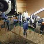 自作したバイオレットグレイを下地としてしっかりと厚塗りします。塗装の強度を上げる[…]