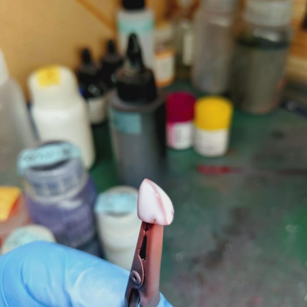 自作したバイオレットグレイを下地としてしっかりと厚塗りします。塗装の強度を上げるために、基本的にはサフを使用しないようにしています。そのあとに、赤い色にはブラウン、黄色にはオレンジなどの下地を塗装して白色などでハイライトグラデーションを入れていきます。その上に、下地が透けるように(クリアレッドなど)をつやが出るように塗っていきます。乾いたらスミ入れを行った後に、クリアを塗装しデカールを張っていきます。クリアを挟まないと色がデカールに滲むことがあるのと貼りやすくなるので、クリアを挟んでいます。最後にトップコートとしてフラットクリアをかけて完成です。（2枚目）