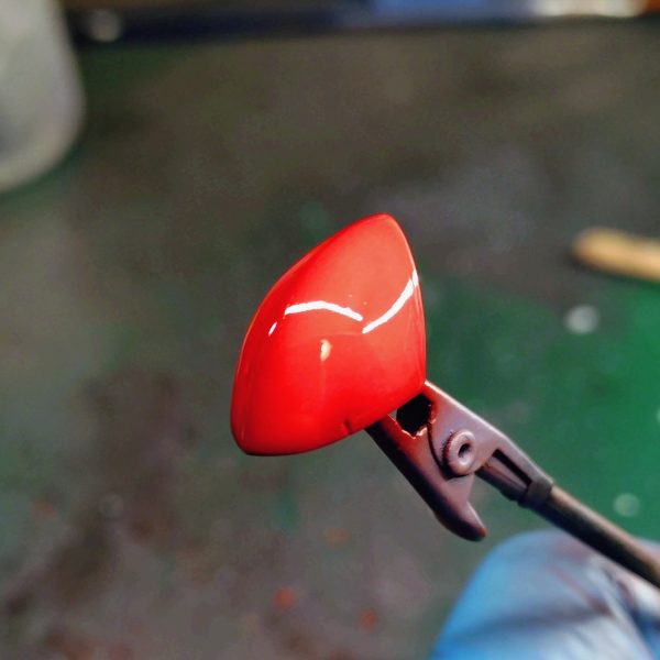 自作したバイオレットグレイを下地としてしっかりと厚塗りします。塗装の強度を上げるために、基本的にはサフを使用しないようにしています。そのあとに、赤い色にはブラウン、黄色にはオレンジなどの下地を塗装して白色などでハイライトグラデーションを入れていきます。その上に、下地が透けるように(クリアレッドなど)をつやが出るように塗っていきます。乾いたらスミ入れを行った後に、クリアを塗装しデカールを張っていきます。クリアを挟まないと色がデカールに滲むことがあるのと貼りやすくなるので、クリアを挟んでいます。最後にトップコートとしてフラットクリアをかけて完成です。（3枚目）