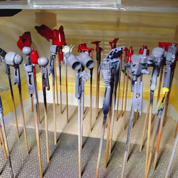 自作したバイオレットグレイを下地としてしっかりと厚塗りします。塗装の強度を上げるために、基本的にはサフを使用しないようにしています。そのあとに、赤い色にはブラウン、黄色にはオレンジなどの下地を塗装して白色などでハイライトグラデーションを入れていきます。その上に、下地が透けるように(クリアレッドなど)をつやが出るように塗っていきます。乾いたらスミ入れを行った後に、クリアを塗装しデカールを張っていきます。クリアを挟まないと色がデカールに滲むことがあるのと貼りやすくなるので、クリアを挟んでいます。最後にトップコートとしてフラットクリアをかけて完成です。（5枚目）