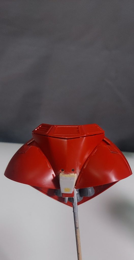 おなじみのチンガード&スモーク部分切り欠きとスジ彫り