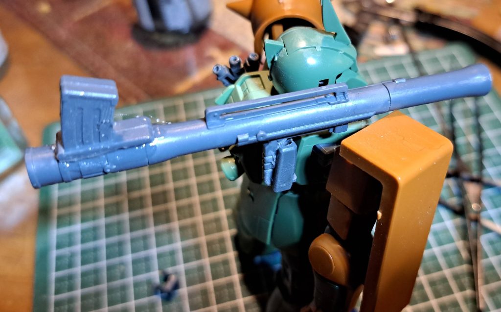 ザクバズーカは単発式だと心もとないのでマガジン式に加工。