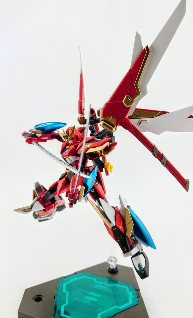 基本的にはカミキバーニングガンダムと同じで格闘戦メインの戦闘スタイルなので、あまり武器は持たせてません。