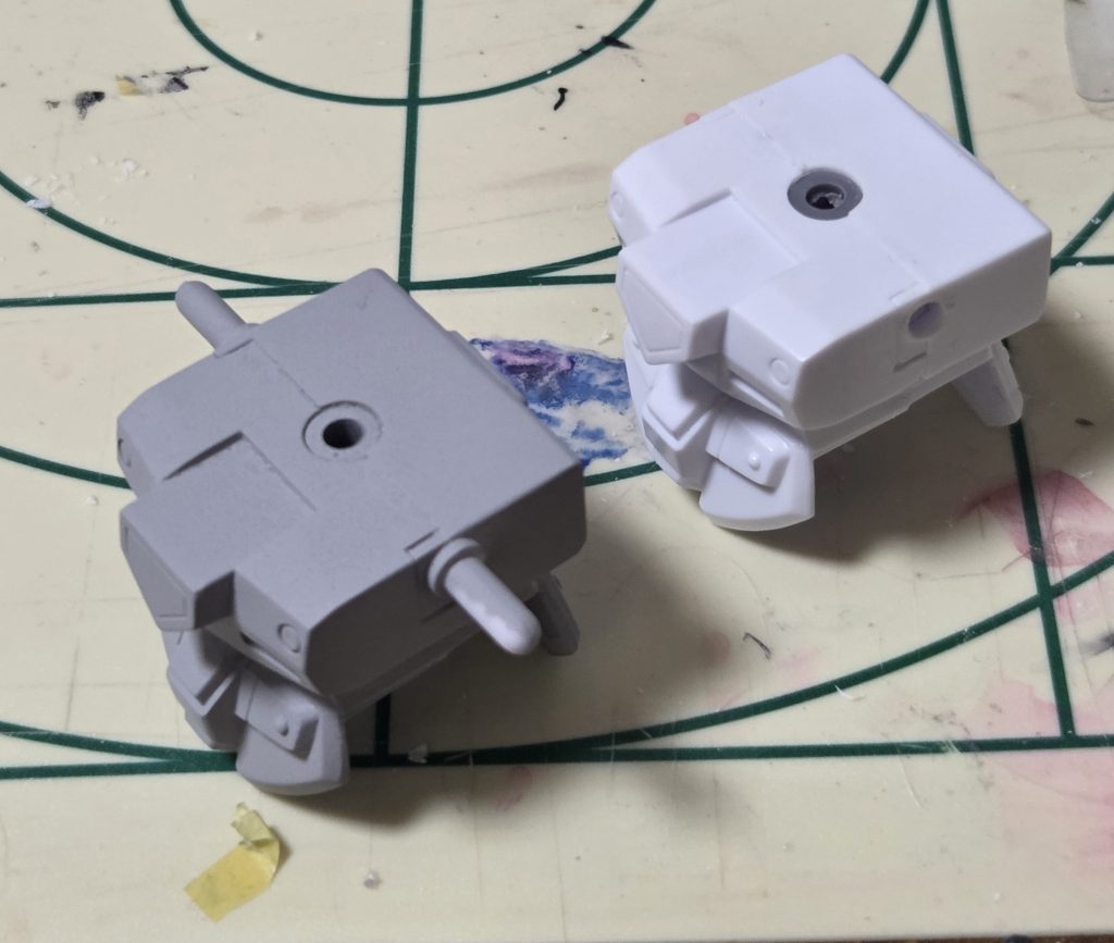 今回の改造ポイントとして、いつもの肘の稼働化と、肩パーツが嵌め込み式だったので切り落として肩パーツ側から差し込む形にしてます。ただ、あんま違いはなかったですね。また、肩鎧の丸いパーツを2.8ミリのHアイズにしています。