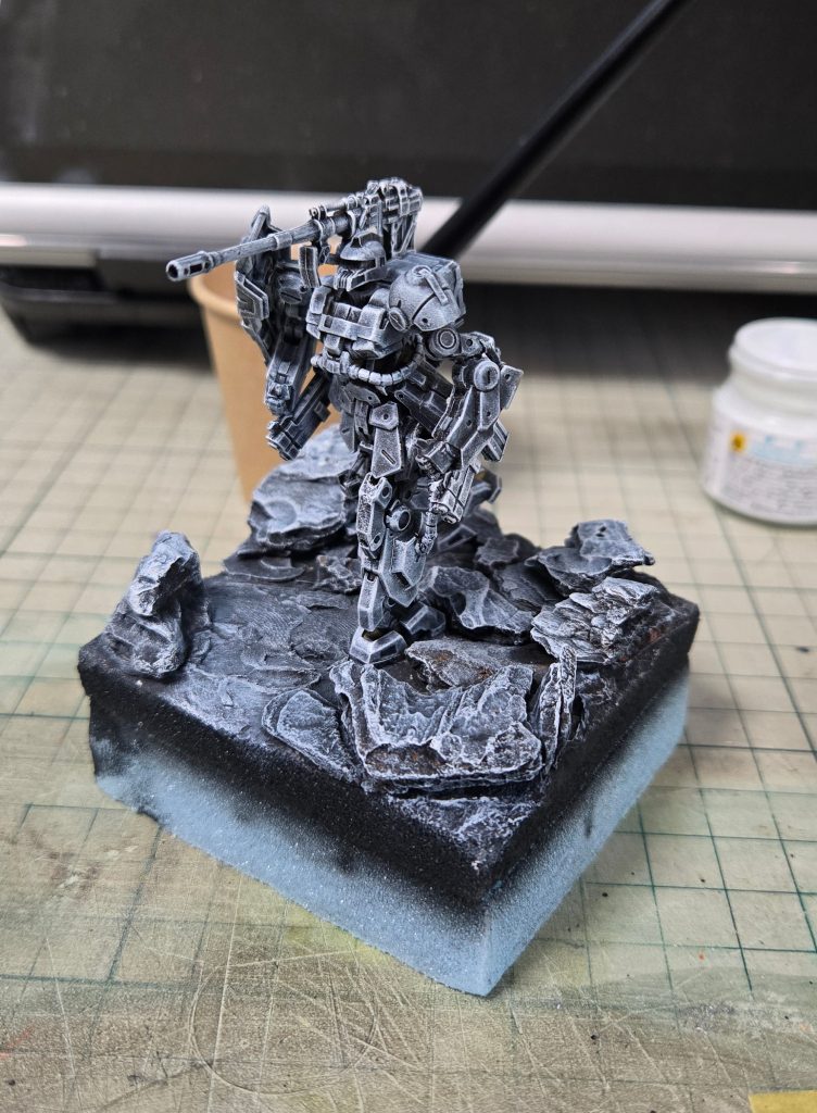 今回はブラック&ホワイト塗装に挑戦しました!ここまでは良かったですね…下地塗装の状態ってかっこよく見えますよね♪