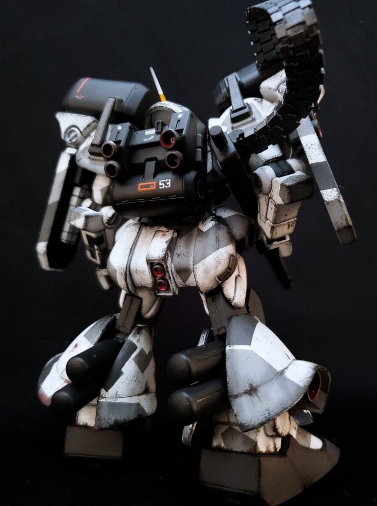 ゼク・アインと言えば両肩の弾倉タンクとライフルに接続された給弾ベルトが最高にカッコいいと思います。