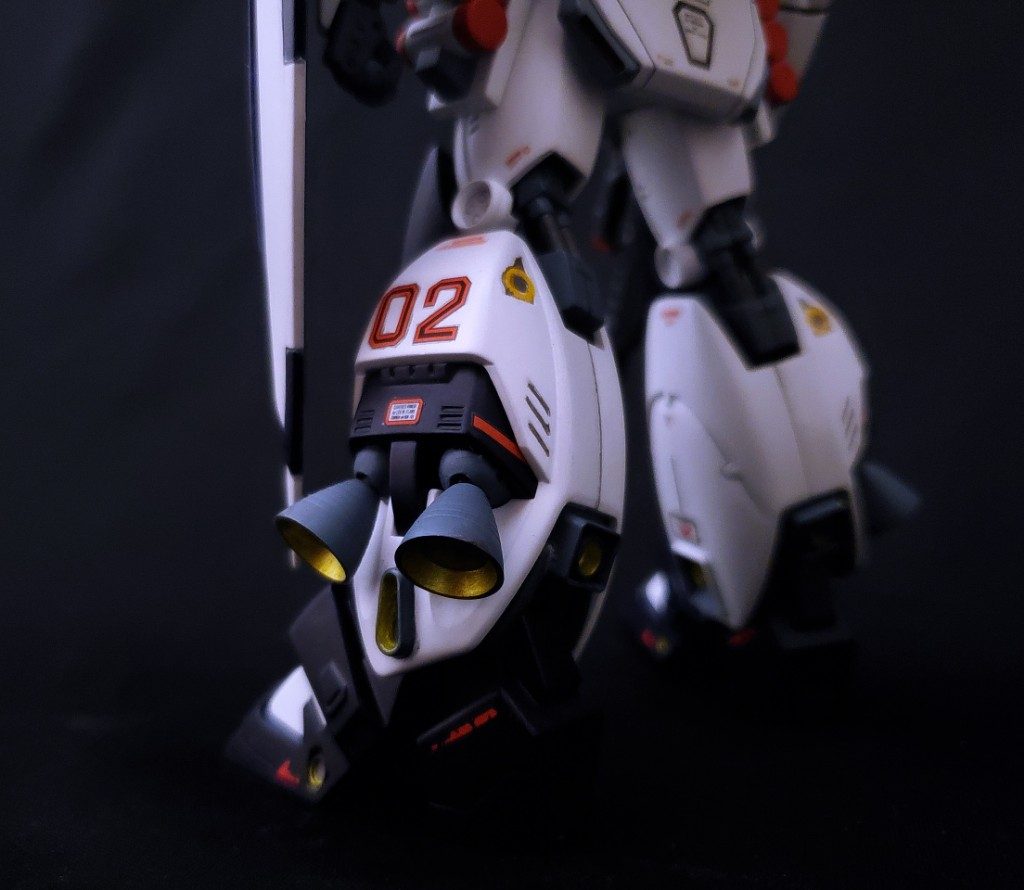 バーニア内部は光沢仕上げです。足は内側に可動できるように範囲を拡大し、接地面が安定しました。