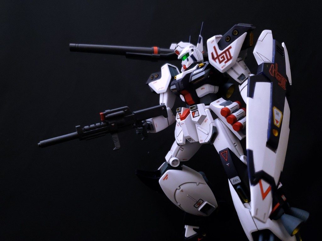 地味にサイドスカートが左右に可動できるように改造していたり、頭部を小さく、襟部分を削り込んだりもしています。当初の目的通り現代のキットと並べても違和感の無い仕上がりになったと思います。