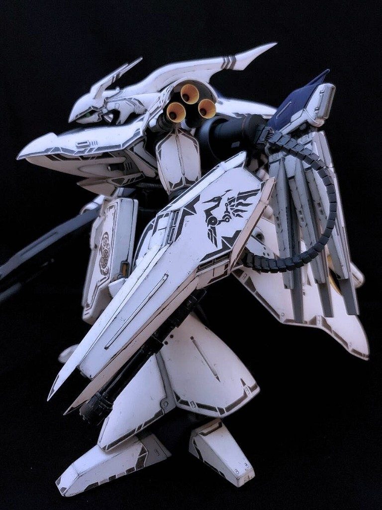 所属不明ですがスカートやシールドには鳥のようなパーソナルマークがあります。頭部は鳥っぽくなるようエポキシ樹脂で前に伸ばし尖らせました。見辛いですがシールド裏にガトリングガンを装備しています。