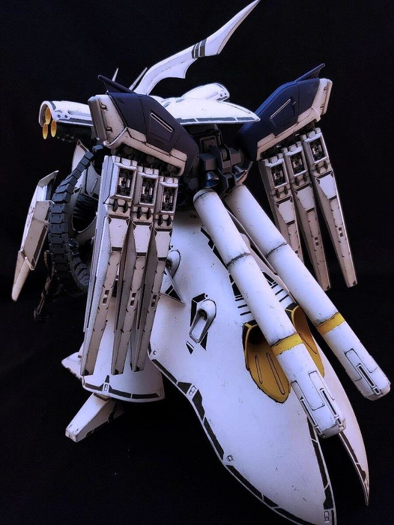 背部にはフィン・ファンネル。ますます謎です。　基部を改造してHi-νのものを移植しました。&nbsp;