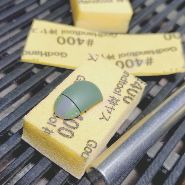 新年早々プラモを作成し始めました。まずは、全体の基本的な処理を行っていきます。面の処理とスジボリの掘り直し、パーティングラインを消したり、合わせ目の処理を行ったりと基本的な処理を行っていきます。GQ系の作品は、ほかのHGと比べるとモールドやパーツが細かいため、掘りなおすスジボリや面の処理が多くて大変ですね。しかし、これをやらないと完成した時に見た目がダルくなってしまうので、全体に丁寧にやっていくしかありません。（4枚目）