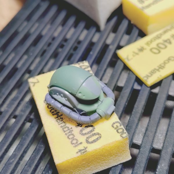 新年早々プラモを作成し始めました。まずは、全体の基本的な処理を行っていきます。面の処理とスジボリの掘り直し、パーティングラインを消したり、合わせ目の処理を行ったりと基本的な処理を行っていきます。GQ系の作品は、ほかのHGと比べるとモールドやパーツが細かいため、掘りなおすスジボリや面の処理が多くて大変ですね。しかし、これをやらないと完成した時に見た目がダルくなってしまうので、全体に丁寧にやっていくしかありません。（3枚目）